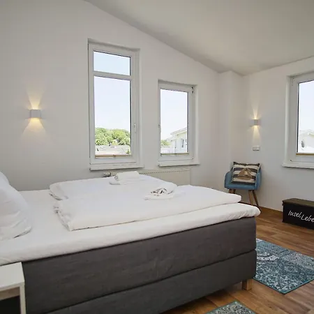 Mit Meerblick Und Balkon, Strandnah, Gratis Nutzung Vom Ahoi Erlebnisbad Und Sauna In Sellin - Meeresblick 51 *